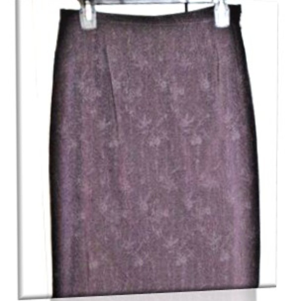 WINE COLORED SKIRT WITH EMBEDDED FLOWER PATTERN